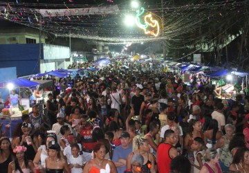 Carnaval Raiz de São Gonçalo atrai milhares de foliões