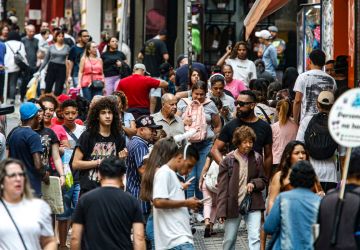 Renda de pessoas negras equivale a 58% da de brancas, mostra estudo