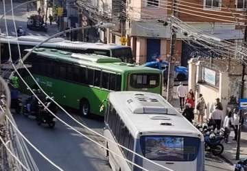 Criminosos sequestram cinco ônibus na zona norte do Rio de Janeiro