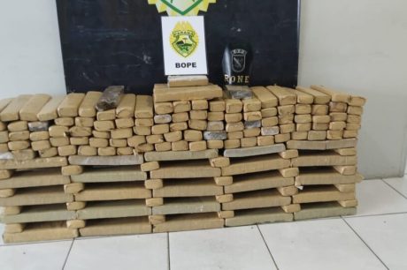 Polícia suspeita de carro em rua sem saída, apreende 150 kg de maconha e prende quatro em Curitiba