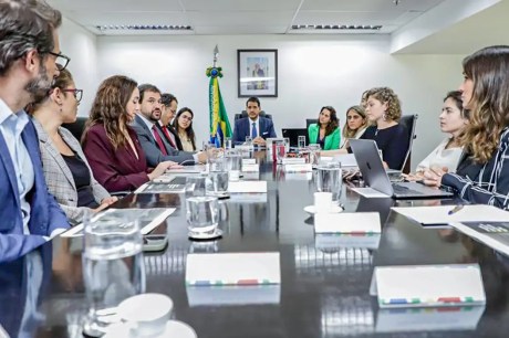 AGU quer acordo com plataformas para combater desinformação sobre RS