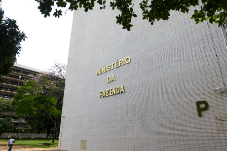 Fazenda aumenta para 2,5% estimativa de crescimento do PIB em 2024