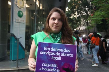 Manifestantes em SP acusam Cremesp de criminalizar aborto legal