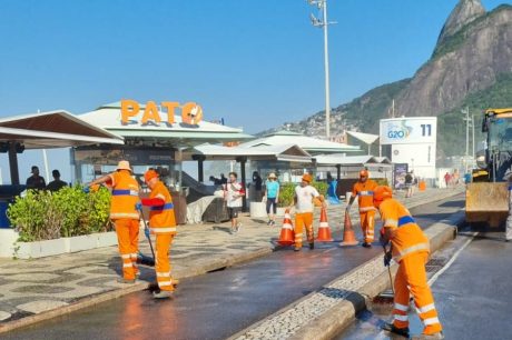 Comlurb faz a limpeza da pista e do calçadão após ressaca na Praia do Leblon