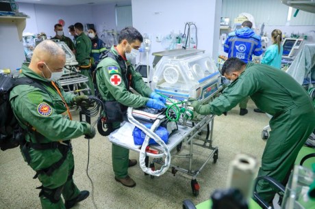 FAB transporta cinco pacientes em estado grave em UTI aérea no RS