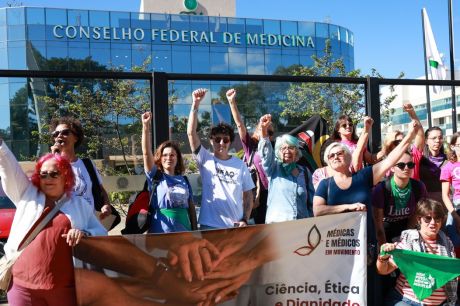 Mulheres protestam contra norma do CFM sobre assistolia fetal