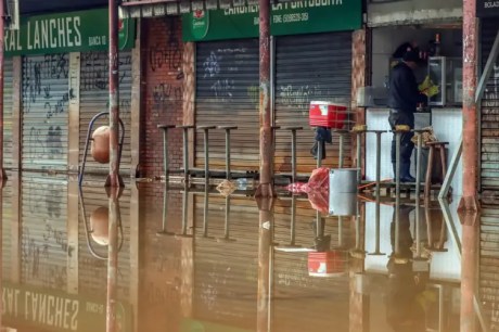 Adutora se rompe em Porto Alegre e 14 bairros ficam sem água