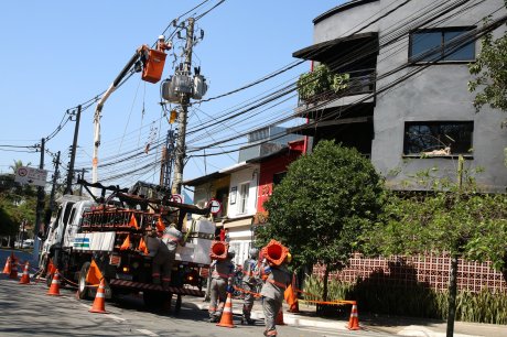 Após apagões, Enel anuncia investimentos e contratação de funcionários