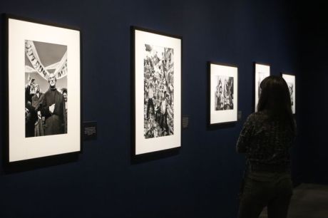 Exposição mostra olhar de Sebastião Salgado sobre Revolução dos Cravos