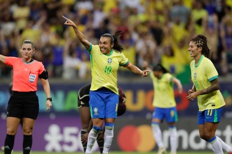 Renovada, seleção feminina goleia Jamaica na Arena Pernambuco