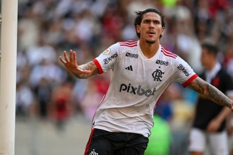 Flamengo aplica 6 a 1 no Vasco e vira líder provisório do Brasileirão