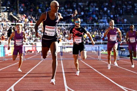 Alison dos Santos vence com sobra nos 400 m com barreiras na Suécia