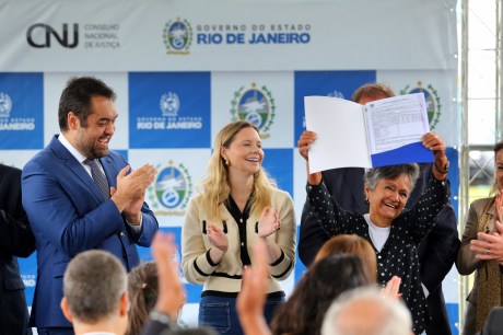 Governador Cláudio Castro entrega 30 títulos de propriedade para moradores de Santa Cruz, na Zona Oeste