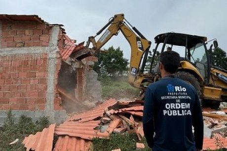 Seop faz a demolição de construções ilegais erguidas às margens do Rio Cabuçu, em Guaratiba