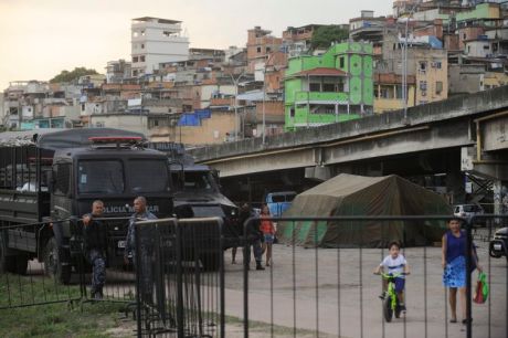 Policial morre e outro fica ferido em confronto no Complexo da Maré