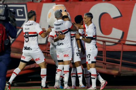 São Paulo derrota Criciúma para assumir 7ª posição do Brasileiro