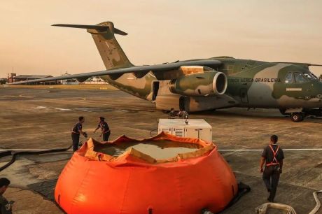 FAB lança 336 mil litros de água para combater incêndios no Pantanal