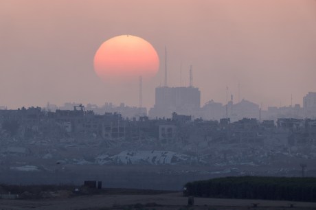 Israel faz nova ofensiva na Faixa de Gaza, após ataque matar dezenas