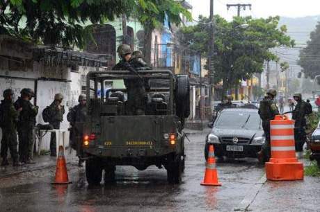 Ação policial mira serviços de concessionárias em comunidades do Rio