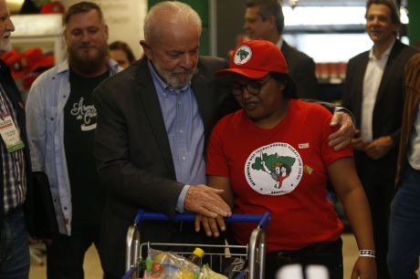 Lula faz reunião com dezenas de movimentos sociais em São Paulo 