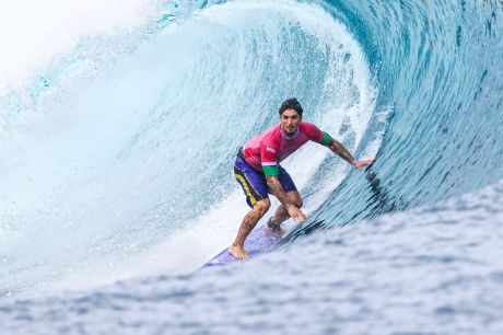 Gabriel Medina brilha em Teahupoo e chega às quartas de final no surfe