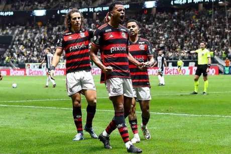 Flamengo goleia Atlético-MG e segue na liderança do Brasileiro