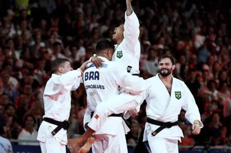 Judô brasileiro fecha Olimpíada com bronze por equipes