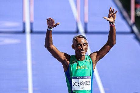 Alison dos Santos e Matheus Lima vão à semi dos 400m com barreiras