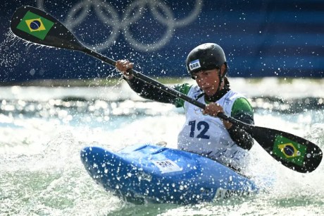 Ana Sátila se classifica para a semifinal no caiaque cross