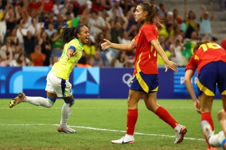 Brasil derrota Espanha e garante lugar na final do futebol feminino