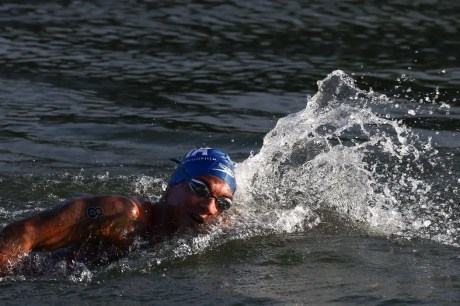 Ana Marcela Cunha briga, mas termina em 4º lugar na maratona aquática