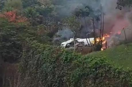 Avião da Voepass com 58 passageiros e 4 tripulantes cai em Vinhedo