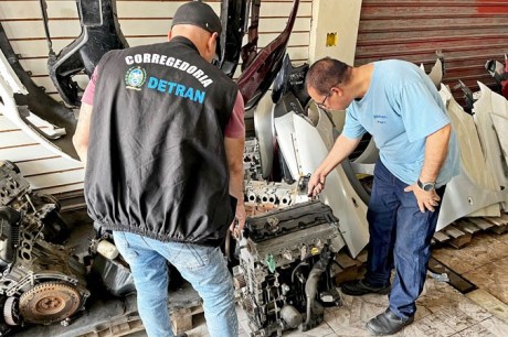 Agentes da Operação Desmonte encontram motor de carro roubado e prendem dono de ferro-velho de Itaboraí