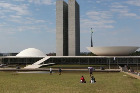 CCJ do Senado aprova PEC que pode reduzir verba para candidatos negros