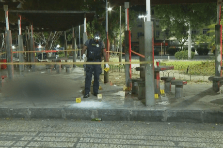 Ataque a tiros deixa quatro mortos em praça no Rio de Janeiro