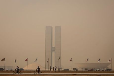 Brasília e outras capitais ficam encobertas por fumaça de queimadas