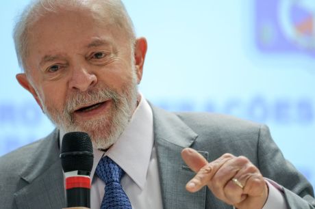 Lula critica privatizações de empresas públicas em visita à Telebras