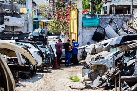 Agentes da Operação Desmonte interditam três ferros-velhos em Queimados e Belford Roxo, na Baixada Fluminense