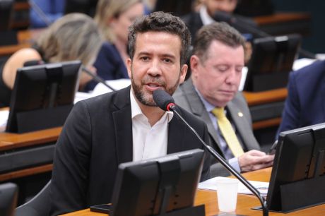 PF indicia deputado Janones por suspeita de esquema de "rachadinha"