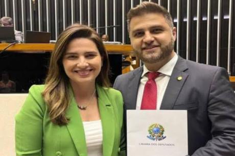 Clarissa usa rede social para criticar Wladimir por não ir a debate em Campos