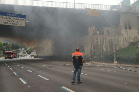 Avenida 23 de Maio é totalmente liberada após incêndio em viaduto