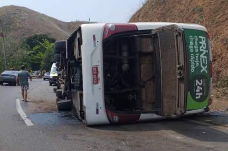 RJ: ônibus com time de futebol americano tomba e deixa 3 mortos