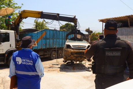 Agentes da Operação Desmonte interditam seis ferros-velhos em São Gonçalo e prendem um proprietário por receptação de motor roubado