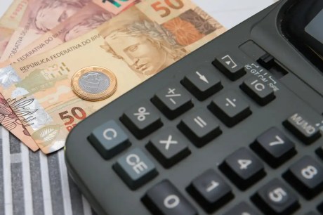 Ipea revê crescimento do PIB para 3,3% este ano e 2,4% para 2025