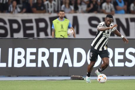 Pelo sonho da Libertadores, Botafogo recebe o Peñarol no Nilton Santos