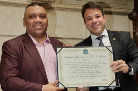 Preto Zezé recebe título de cidadão honorário do Rio de Janeiro