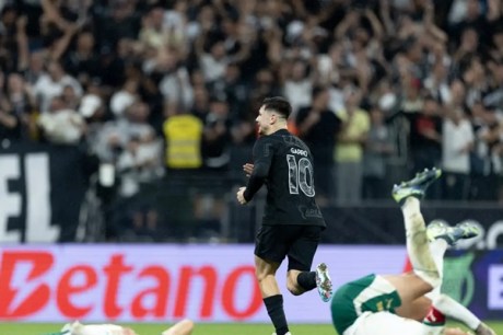 Corinthians vence clássico com o Palmeiras para se afastar do Z4