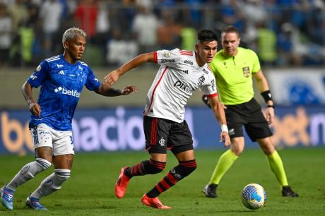 David Luiz marca de falta e Fla vence Cruzeiro em Belo Horizonte