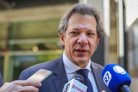 Haddad discute pacote de corte de gastos com Forças Armadas