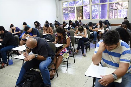 Estudantes fazem a prova do Enade neste domingo